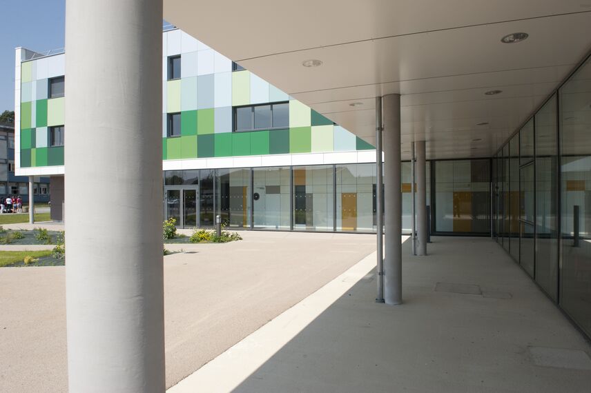 ConceptDoor 50 Двері, BriseSoleil 100 Сонячне затінення і XS 50 Вікна - Boarding school Lycée Agricole LAVAL (boarding school) Знаходиться вFrance