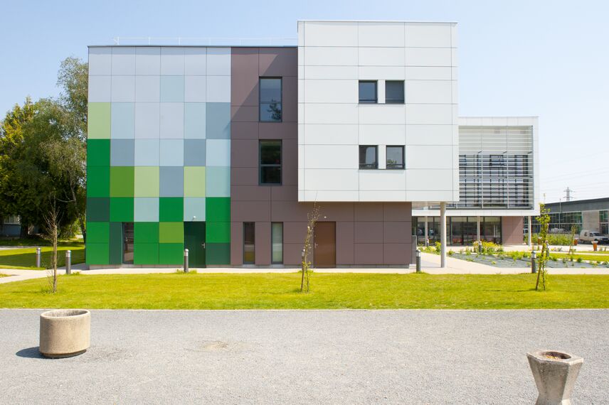 ConceptDoor 50 Двері, BriseSoleil 100 Сонячне затінення і XS 50 Вікна - Boarding school Lycée Agricole LAVAL (boarding school) Знаходиться вFrance