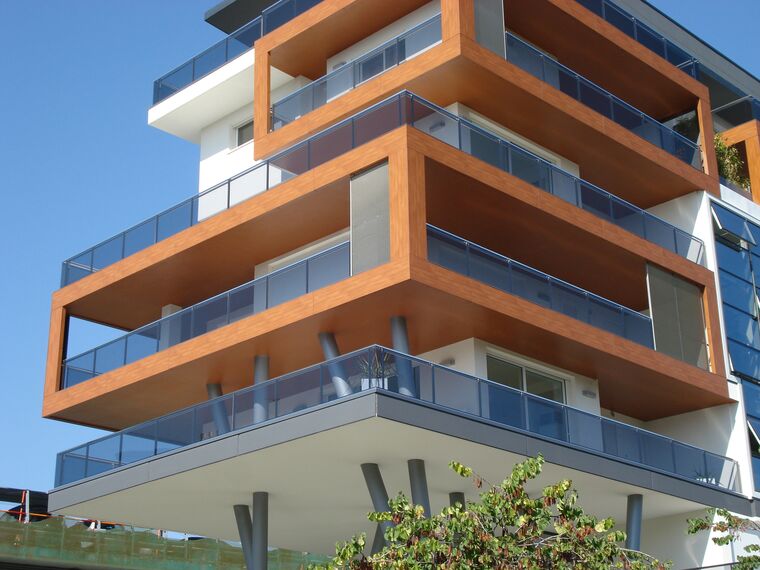ConceptPatio 130 Розсувні та Розкладні системи, ConceptWall 50 Фасади, ThermoSystem 68 Вікна і ConceptPatio 68 Розсувні та Розкладні системи - Apartmentcomplex Tree House Знаходиться в Lignano Sabbiadoro, Italy
