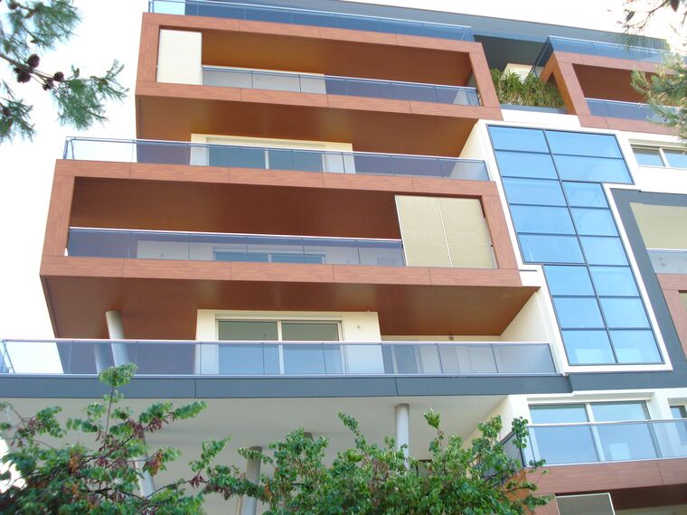 ConceptPatio 130 Розсувні та Розкладні системи, ConceptWall 50 Фасади, ThermoSystem 68 Вікна і ConceptPatio 68 Розсувні та Розкладні системи - Apartmentcomplex Tree House Знаходиться в Lignano Sabbiadoro, Italy