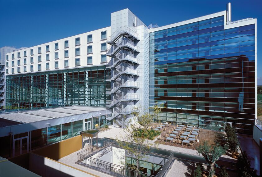 ConceptWall 50 Фасади, ConceptSystem 68 Вікна і ConceptSystem 68 Двері - Hotel/Holiday complex Crowne Plaza Hotel Знаходиться в Geneva, Switzerland