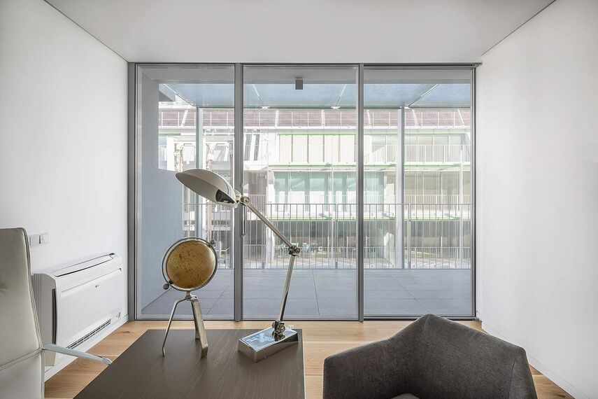 HiFinity Розсувні та Розкладні системи, ConceptSystem 59Pa Двері, ConceptWall 50 Фасади і SlimLine 38 Ferro Вікна - Apartmentcomplex Prata Riverside village Знаходиться в Lisbon, Portugal