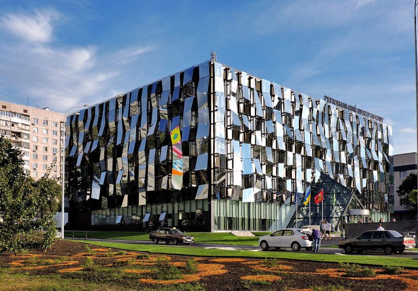 BriseSoleil 100 Сонячне затінення, ConceptSystem 77 Вікна, CW 50-SC Фасади і MasterLine 8 HI Вікна - Governmental Center of Administrative Services Знаходиться в Kharkiv, Ukraine