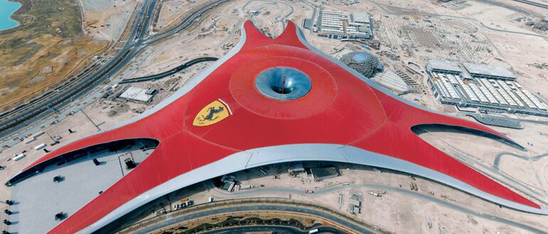 Вид з висоти пташиного польоту на Ferrari World в Абу-Дабі.