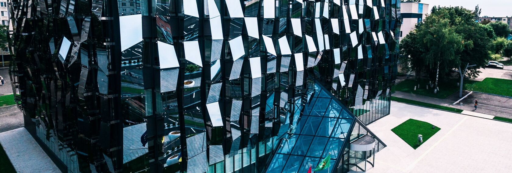 BriseSoleil 100 Сонячне затінення, ConceptSystem 77 Вікна, CW 50-SC Фасади і MasterLine 8 HI Вікна - Governmental Center of Administrative Services Знаходиться в Kharkiv, Ukraine