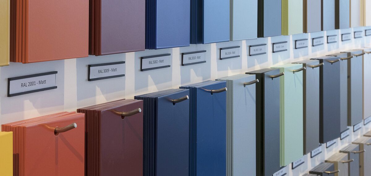 Збільшене зображення стіни з зразками кольорів у виставковому залі Reynaers Experience Room.