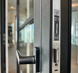 Персоналізована етикетка DigiTrace на чорних дверях.