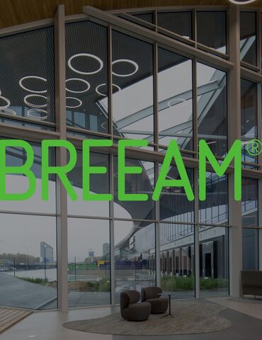 Логотип BREEAM перед сучасним розподільчим центром.
