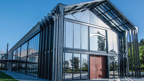 ConceptSystem 68 Вікна і ConceptFolding 77 Розсувні та Розкладні системи - Recreation/Entertainment centre Quoin Rock Wine Estate Знаходиться в Stellenbosch, South-Africa